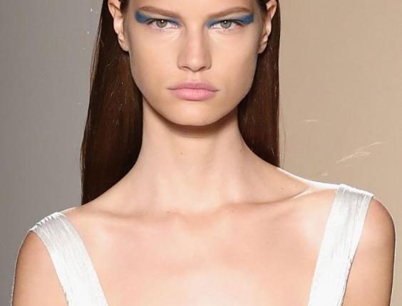 Blue Eye Makeup is back for spring 2017