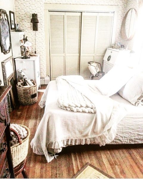 Comfortable Small Bedroom With Rustic Décor