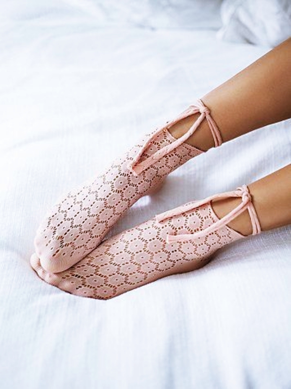 This-is-How-Sheer-Socks-are-Becoming-a-Trend